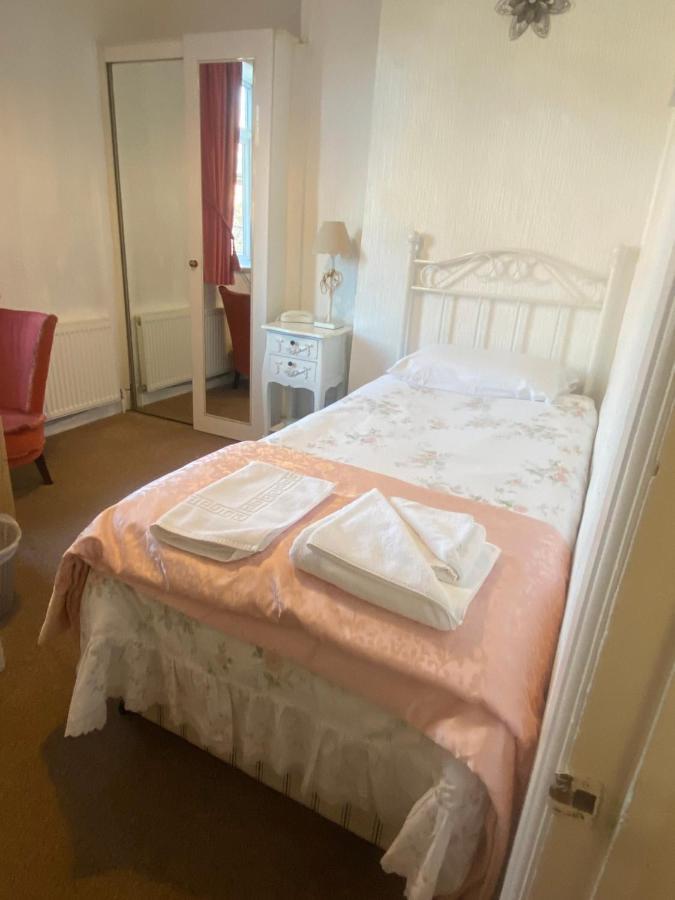 Parlors Hall Hotel Бриджнорс Экстерьер фото