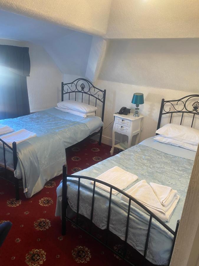 Parlors Hall Hotel Бриджнорс Экстерьер фото